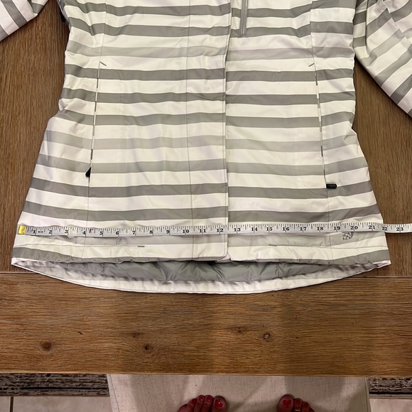 Mountain Hardware ski jacket - Picture 6 of 10